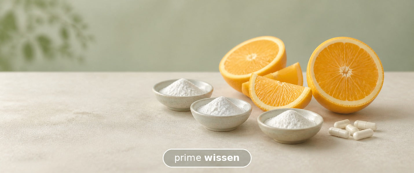 Orangen, weiße Kapseln und drei Schalen mit Mineralpulver für gepuffertes Vitamin C