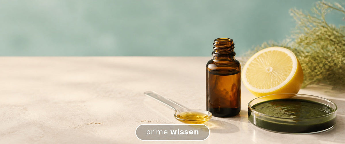 Goldenes Algenöl, Zitrone und Mikroalgen in einem neutralen Stillleben